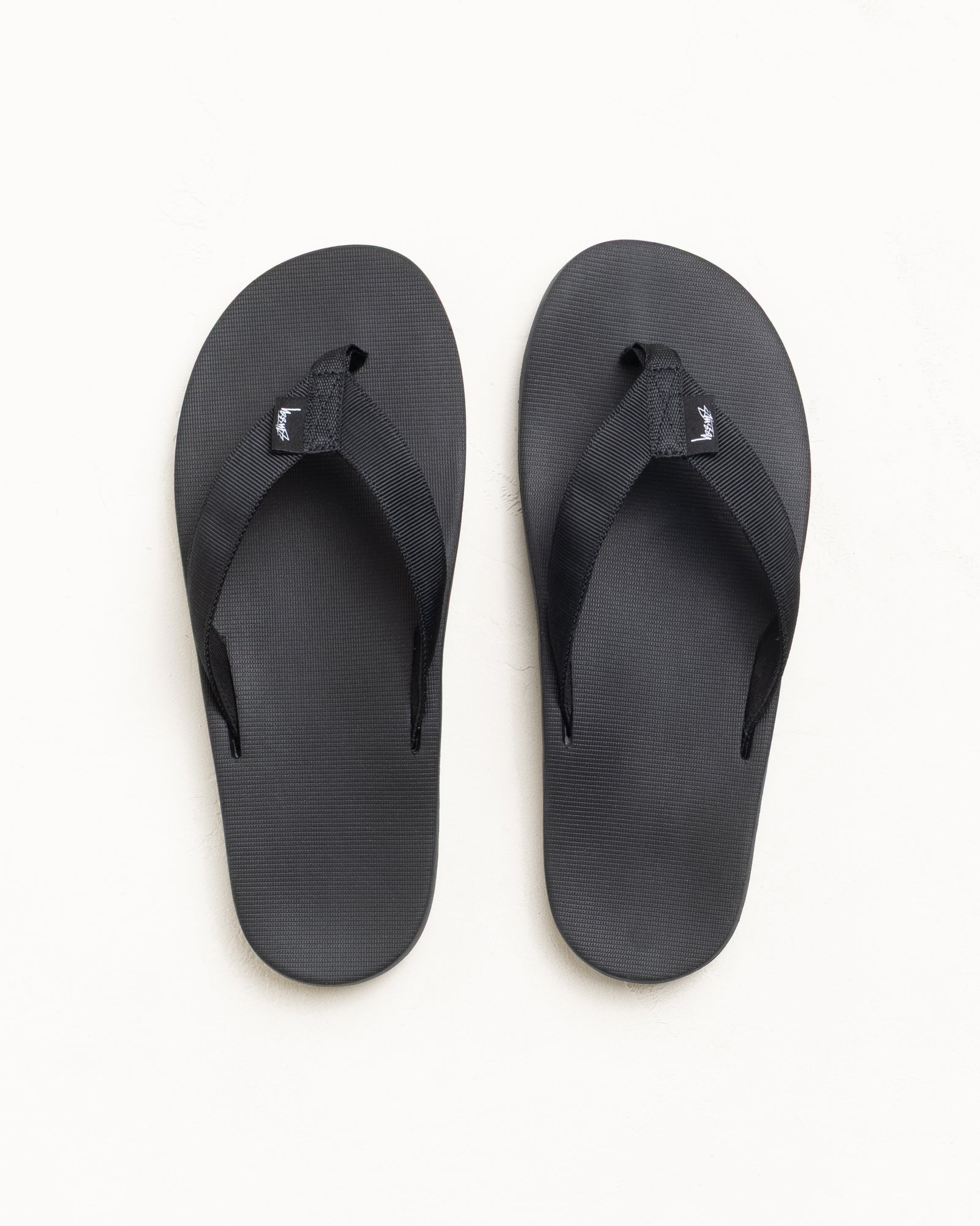 Rubber Flip-Flops Unisex In Black With Wide Straps And Textured Footbed